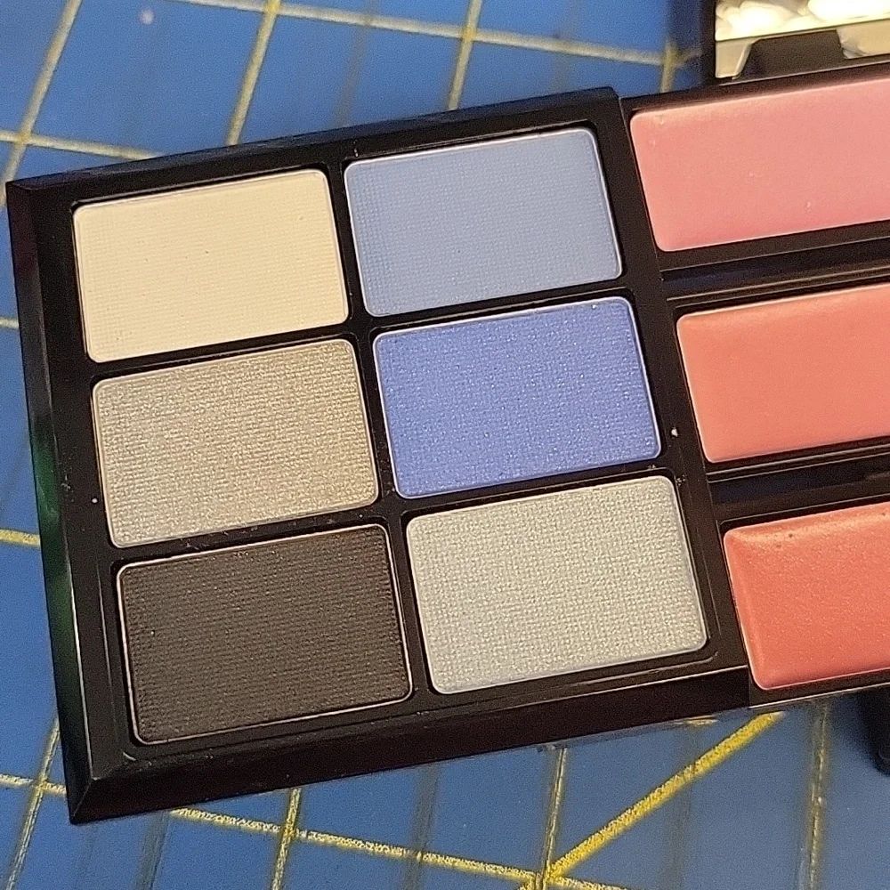 Malibu Glitz Multi-Color Makeup Palette Case New In Box